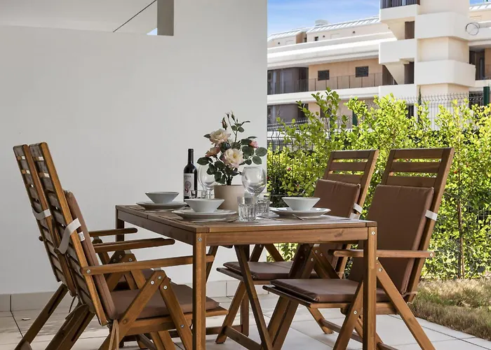 Апартаменты Vivi Homes - Aurelia Garden, Gym & Sea View Фуэнхирола