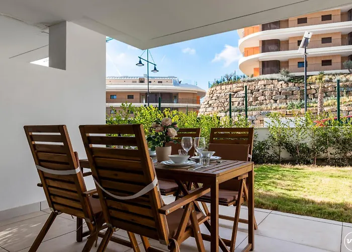 Vivi Homes - Aurelia Garden, Gym & Sea View Фуэнхирола